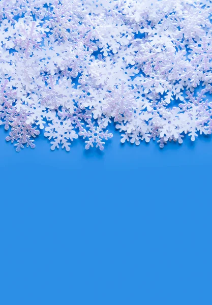 白色人造雪花覆盖在柔软的蓝色背景上 冬天的背景卡片 海报装饰模板 — 图库照片