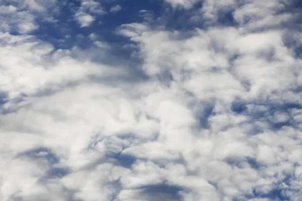 Blauer Himmel Hintergrund Mit Weißen Flauschigen Wolken Warmen Sommertag — Stockfoto
