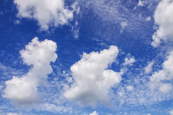 Blauer Himmel Hintergrund Mit Weißen Flauschigen Wolken Warmen Sommertag — Stockfoto