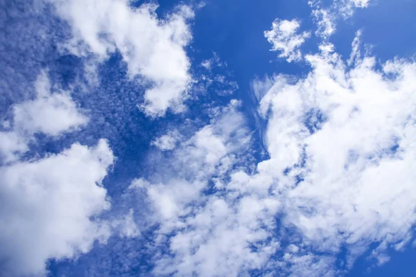 Blauer Himmel Hintergrund Mit Weißen Flauschigen Wolken Warmen Sommertag — Stockfoto