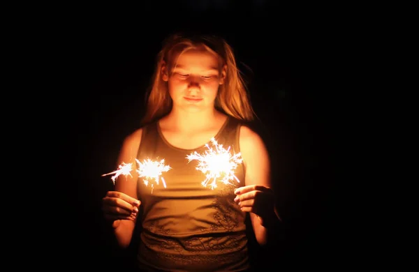 Adolescente Chica Sosteniendo Ardiente Chispas Sus Manos Noche Oscuridad Fondo — Foto de Stock