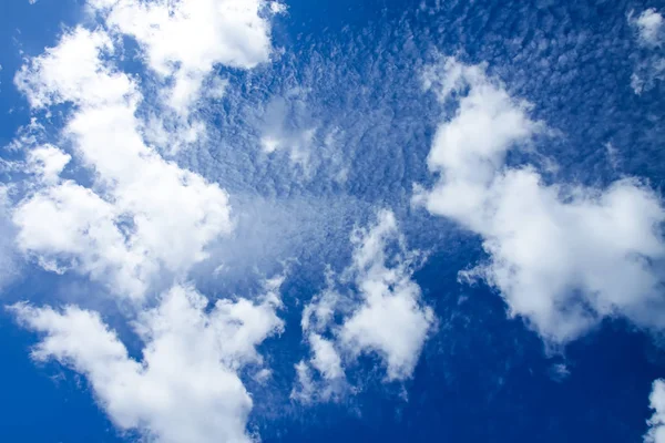 Blauer Himmel Hintergrund Mit Weißen Flauschigen Wolken Warmen Sommertag — Stockfoto