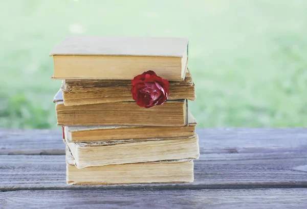 Vintage Karte Mit Stapel Alter Bücher Und Roter Rose Freien — Stockfoto