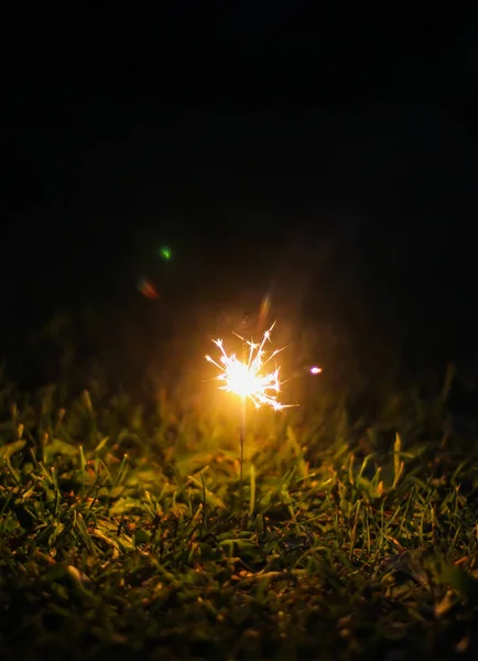 彩色艳丽的花环灯火通明的节日贺卡 在夜间自然背景下的玻璃瓶中点燃 — 图库照片