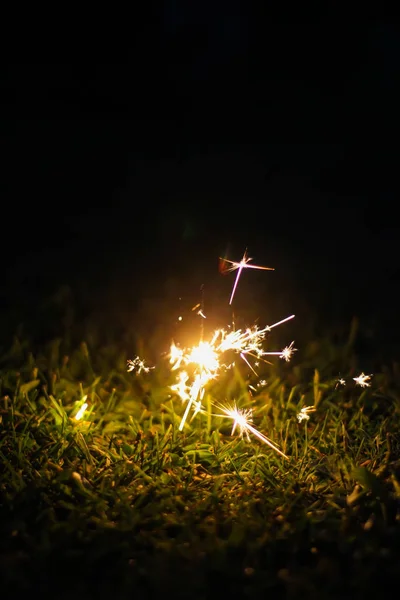 彩色艳丽的花环灯火通明的节日贺卡 在夜间自然背景下的玻璃瓶中点燃 — 图库照片