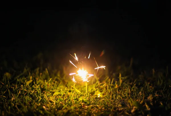 Carte Festive Avec Des Guirlandes Lumineuses Colorées Feu Bengali Dans — Photo