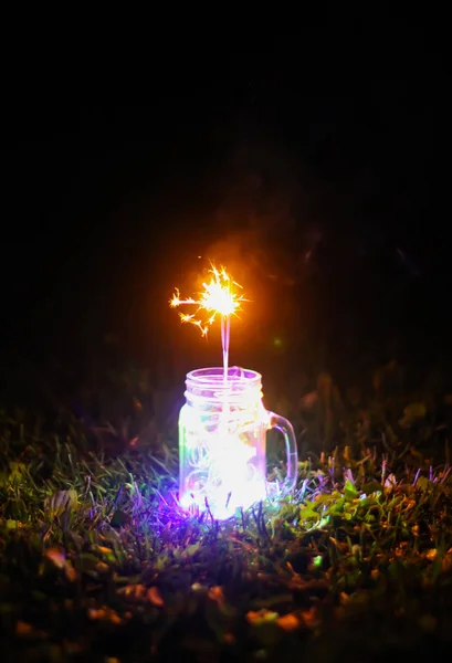 Festliche Karte Mit Hellen Bunten Girlanden Lichter Und Bengalifeuer Glas — Stockfoto