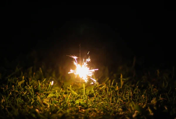 Εορταστική Κάρτα Φωτεινά Πολύχρωμα Φώτα Γιρλάντα Και Bengali Φωτιά Γυάλινο — Φωτογραφία Αρχείου