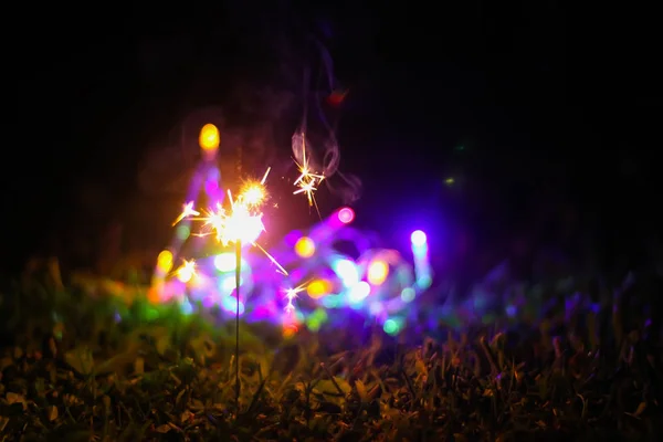 夜の自然を背景に 明るいカラフルなガーランドライトとガラス瓶のベンガリ火災を持つお祭りカード — ストック写真