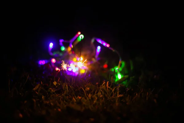 Feestelijke Kaart Met Heldere Kleurrijke Slinger Lichten Bengali Vuur Glazen — Stockfoto