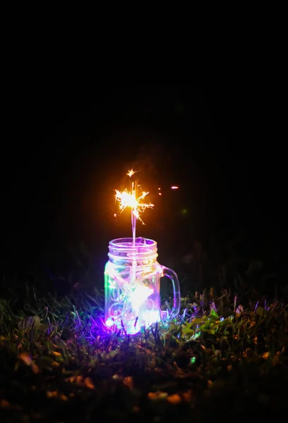 Tarjeta Festiva Con Luces Guirnalda Colores Brillantes Fuego Bengalí Tarro — Foto de Stock