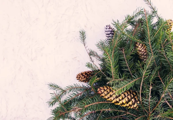 Composição Natal Com Ramos Abeto Decorados Com Cones Tinta Dourada — Fotografia de Stock