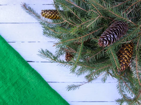 Composizione natalizia con rami di abete e coni su fondo di legno bianco invecchiato. Modello di design festivo di Capodanno . — Foto Stock