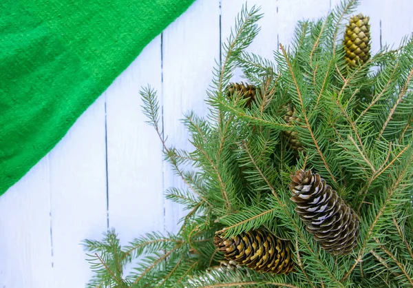 Composizione Natalizia Con Rami Abete Coni Fondo Legno Bianco Invecchiato — Foto Stock