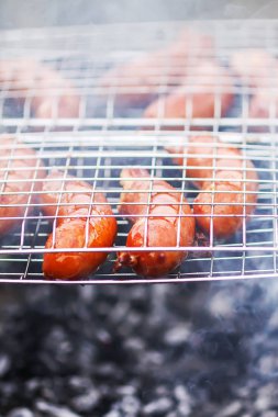 Lezzetli sosisler Brezilya 'da kızartılıyor ve yaz aylarında dışarıda sıcak kömürlerle birlikte. Yemek pişirme süreci. Barbekü ızgarası.