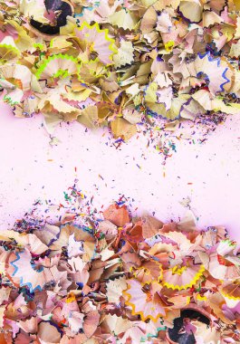 Tahta kalem talaşı ve bileyicinin renkli grafit kırıntıları. Üst görünüm.