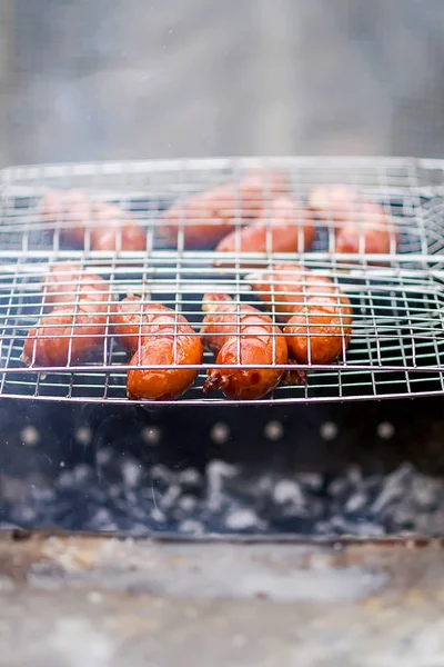 Salsichas Saborosas Fritando Braseiro Com Carvão Quente Livre Campo Verão — Fotografia de Stock