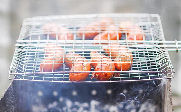 Salsichas Saborosas Fritando Braseiro Com Carvão Quente Livre Campo Verão — Fotografia de Stock