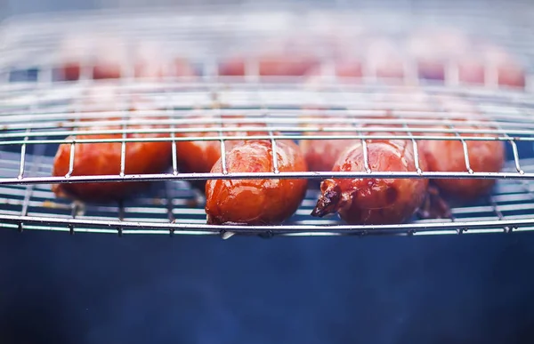 Salsichas Saborosas Fritando Braseiro Com Carvão Quente Livre Campo Verão — Fotografia de Stock