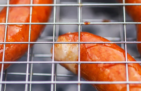 Salsichas Saborosas Fritando Braseiro Com Carvão Quente Livre Campo Verão — Fotografia de Stock