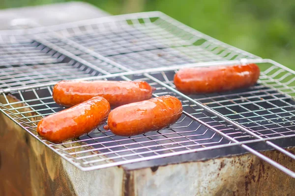 Salsichas Saborosas Fritando Braseiro Com Carvão Quente Livre Campo Verão — Fotografia de Stock