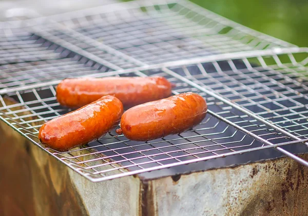 Salsichas Saborosas Fritando Braseiro Com Carvão Quente Livre Campo Verão — Fotografia de Stock