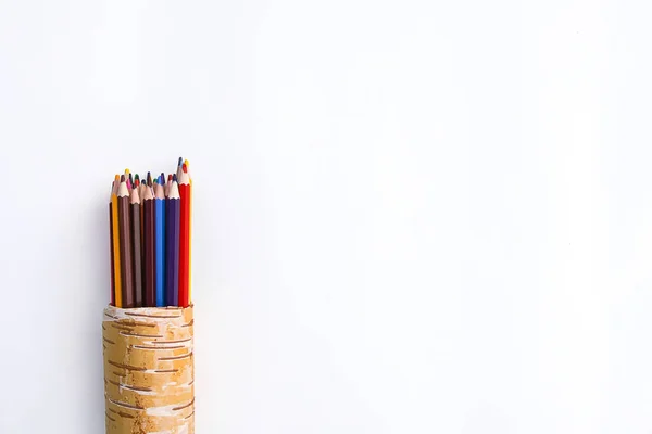 Цветные карандаши в органайзере березы ручной работы на белом фоне . — стоковое фото