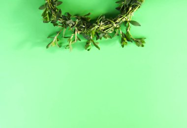 Yumuşak ışıklı arka planda kır çiçeklerinin çelengi.