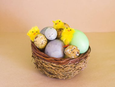 Sepette renkli paskalya yumurtaları