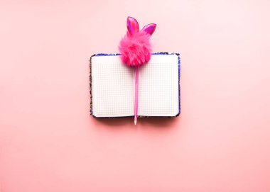 Kırtasiye malzemelerinin parlak bileşimi. Pırıl pırıl pullar, komik süslü kalemler. Yumuşak pastel arka planda nesneler. Düz yatış, üst görünüm.