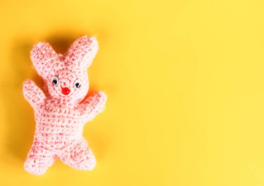 Sevgililer Günü kartında el yapımı oyuncak tavşan ve dekoratif kalp var..