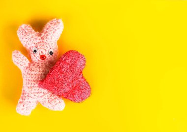 Sevgililer Günü kartında el yapımı oyuncak tavşan ve dekoratif kalp var..