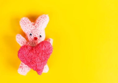 Sevgililer Günü kartında el yapımı oyuncak tavşan ve dekoratif kalp var..