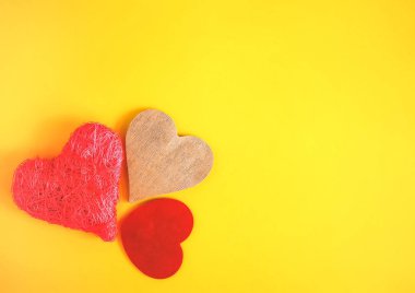 Sevgililer Günü dekoratif kalbiyle parlak sarı arka plan