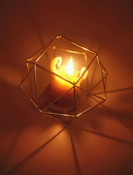 用温暖的手光在木片上的烛台上做天然蜂蜡制成的枯死的蜡烛 — 图库照片