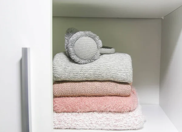 Etagère Blanche Garde Robe Domicile Avec Des Pulls Colorés Des — Photo