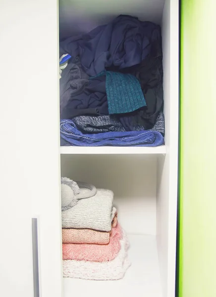 Armoire Domicile Avec Des Vêtements Différents Petite Organisation Spatiale Contraste — Photo