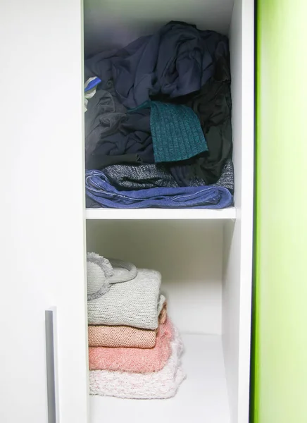Home Garderobe Met Verschillende Kleren Kleine Ruimteorganisatie Het Contrast Tussen — Stockfoto
