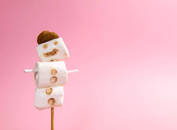 Caneca de cerâmica com bebida quente de cacau fresco e derretido homem de neve marshmallow artesanal . — Fotografia de Stock