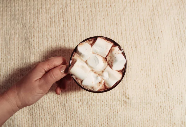 Frauenhand hält Keramikbecher mit heißem, frischem Kakaogetränk mit Marshmallows — Stockfoto