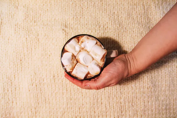 Taza de cerámica de mano de mujer con bebida caliente de cacao fresco con malvaviscos —  Fotos de Stock