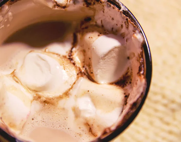 Heißes frisches Kakaogetränk im Keramikbecher mit schmelzenden süßen Marshmallows auf gemütlichem Strickhintergrund — Stockfoto