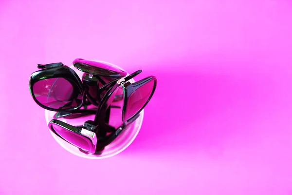 Солнечные Очки Розовом Пастельном Фоне Очки Черными Рамками Ультрафиолетовые Аксессуары — стоковое фото