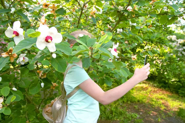 Menina Loira Adolescente Bonita Fazer Selfie Flor Primavera Magnólia Árvores — Fotografia de Stock