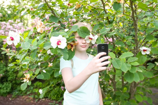 Belle Adolescente Blonde Fille Faire Selfie Sur Fond Magnolia Printemps — Photo