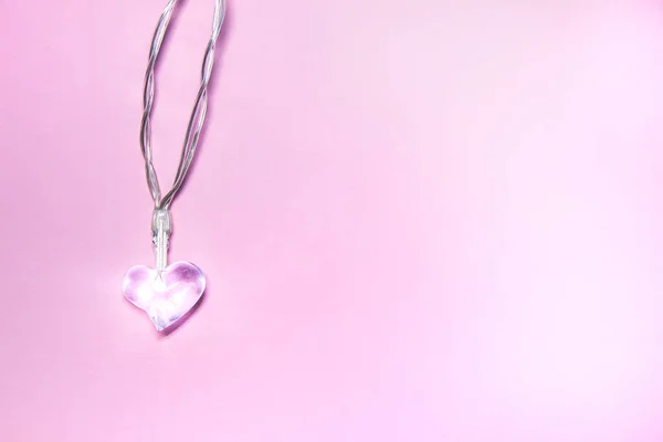Malé Průhledné Skleněné Srdce Měkkém Růžovém Pozadí Symbol Valentýna Dekorativní — Stock fotografie