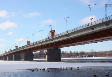 Riga, Letonya, Doğu Avrupa 'da köprüsü olan kış manzarası