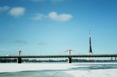 Riga, Letonya, Doğu Avrupa 'da köprüsü olan kış manzarası