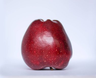 Kırmızı elma arka planda yakın plan.