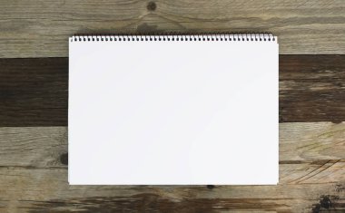 Açık havada eski ahşap tahta üzerine boş kağıt